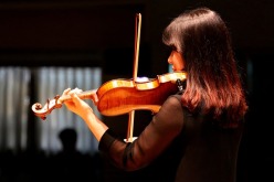 womanl playing a violin